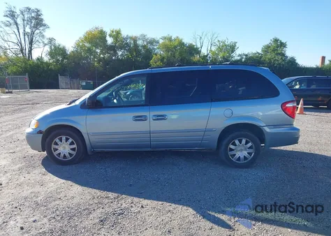 2005 Chrysler Town & Country Touring z USA, uszkodzony, nr VIN 2C4GP54L75R145237